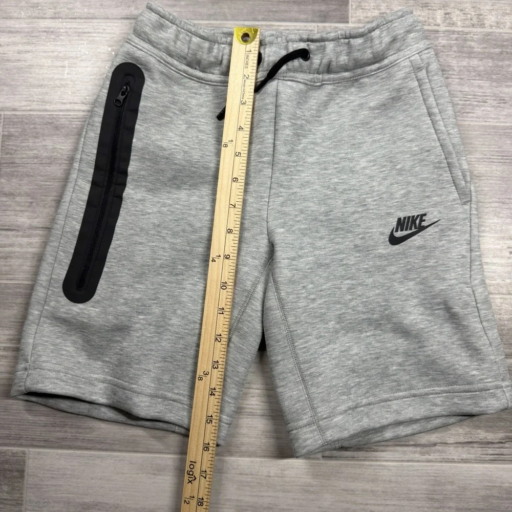 Boy's Nike Tech Fleece Gray Athletic Shorts Size Small Zipper Pocket FD3289-063
